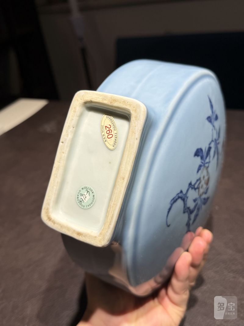 清乾隆 蓝地青花釉里红折枝花卉抱月瓶 - 图14